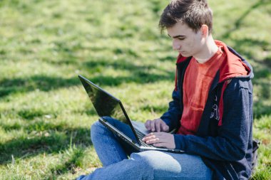 Becerikli alet ile adam