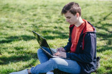 Becerikli alet ile adam