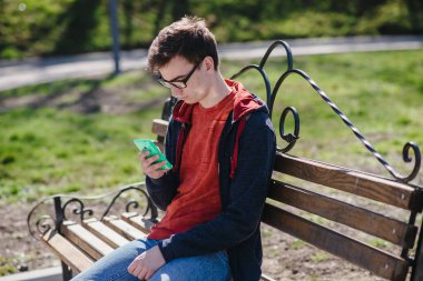 Becerikli alet ile adam