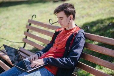 Becerikli alet ile adam