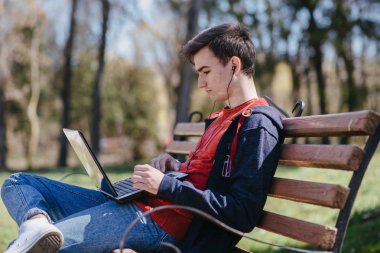 Becerikli alet ile adam