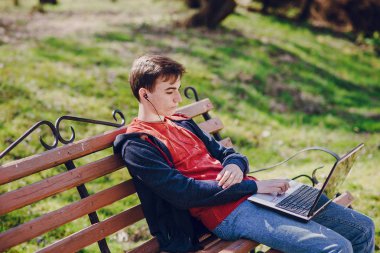 Becerikli alet ile adam