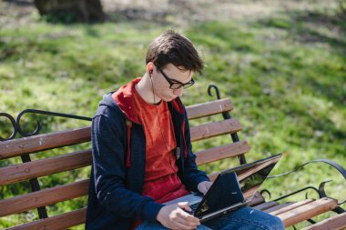 Becerikli alet ile adam