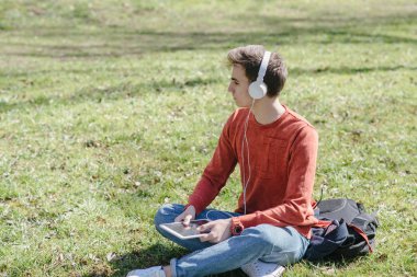 Becerikli alet ile adam