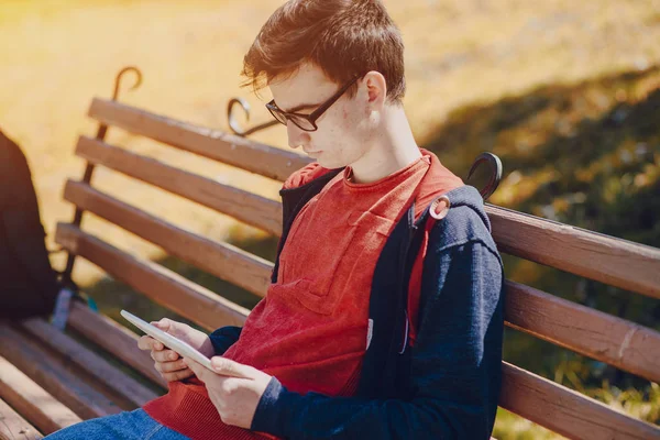 Der Typ mit den Gadgets — Stockfoto