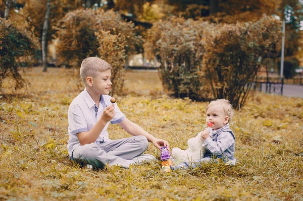 Jungen spazieren — Stockfoto