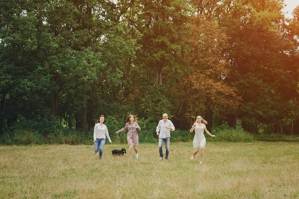 Familia feliz HD — Foto de Stock