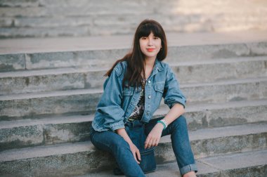 Üç genç kız Parkta yürümek