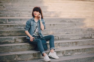 Üç genç kız Parkta yürümek