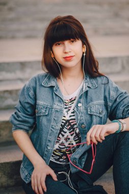 Üç genç kız Parkta yürümek