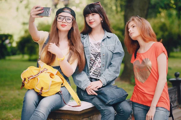 Drei junge Mädchen spazieren im Park — Stockfoto
