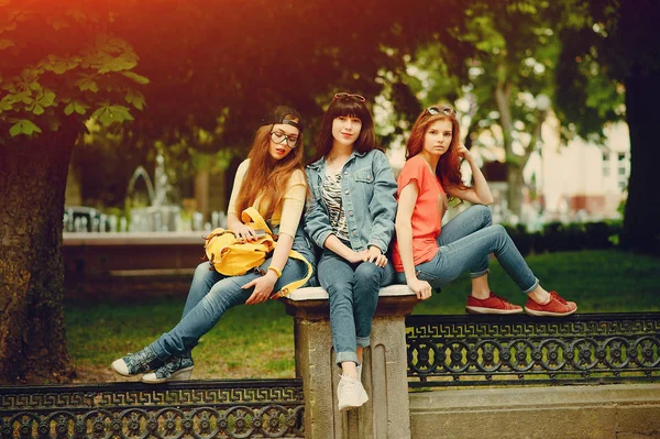Drei junge Mädchen spazieren im Park — Stockfoto