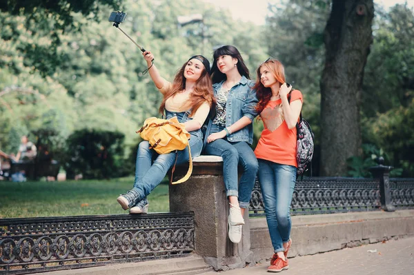 Drie jonge meisjes lopen in het park — Stockfoto