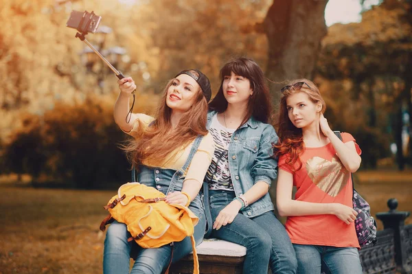 Tres chicas jóvenes caminando en el parque — Foto de Stock