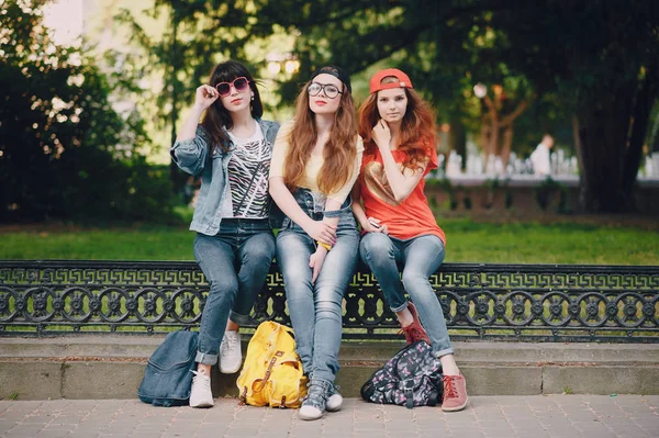 Drie jonge meisjes lopen in het park — Stockfoto