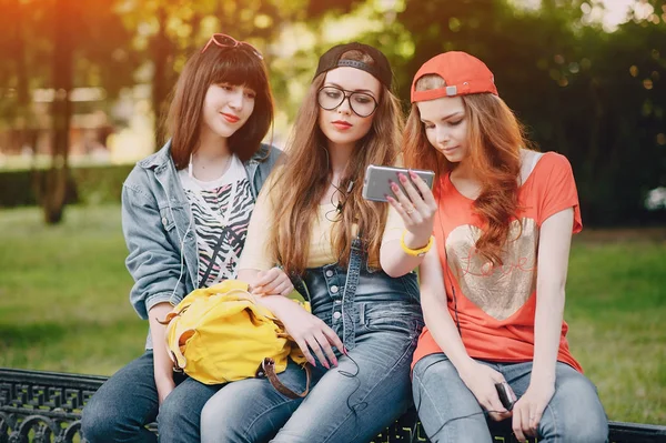 Drie jonge meisjes lopen in het park — Stockfoto