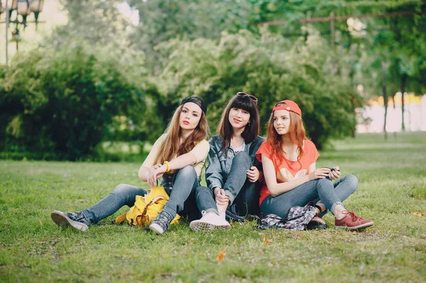 Tři mladé dívky, procházky v parku — Stock fotografie