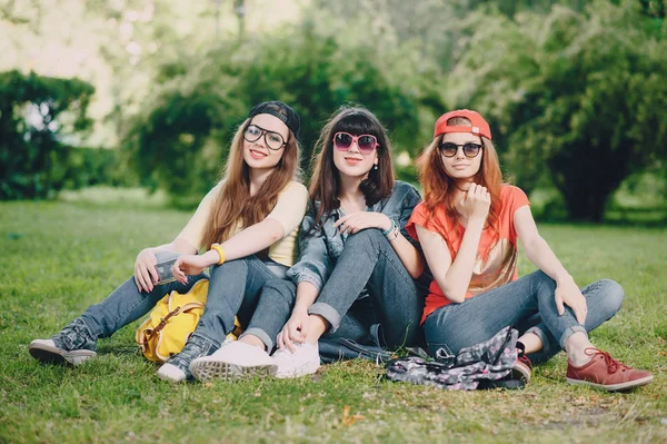 Drie jonge meisjes lopen in het park — Stockfoto