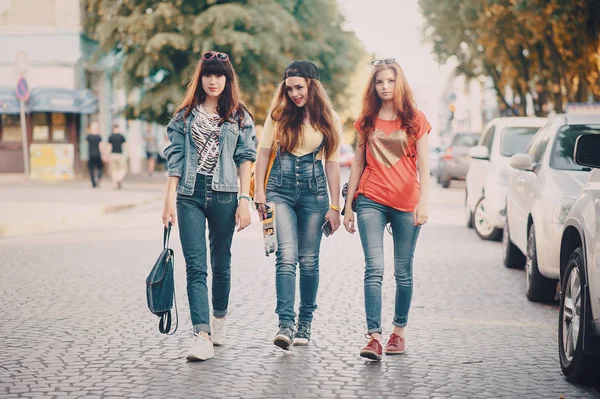 Drie jonge meisjes lopen in het park — Stockfoto