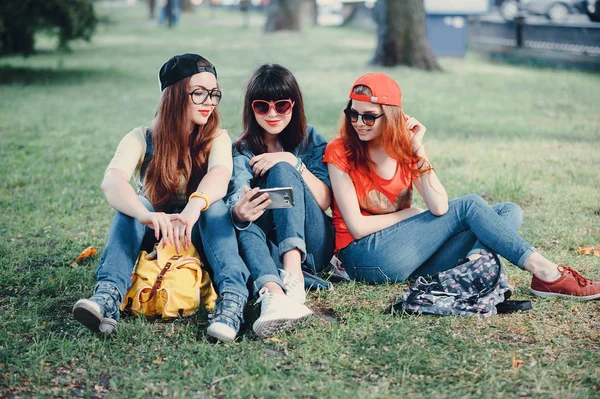 Drie jonge meisjes lopen in het park — Stockfoto