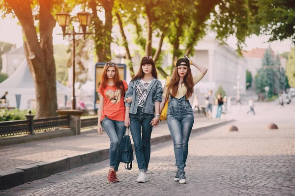 Drie jonge meisjes lopen in het park — Stockfoto