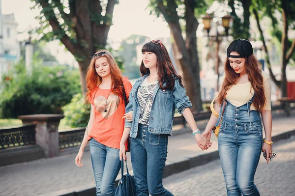 Tres chicas jóvenes caminando en el parque — Foto de Stock