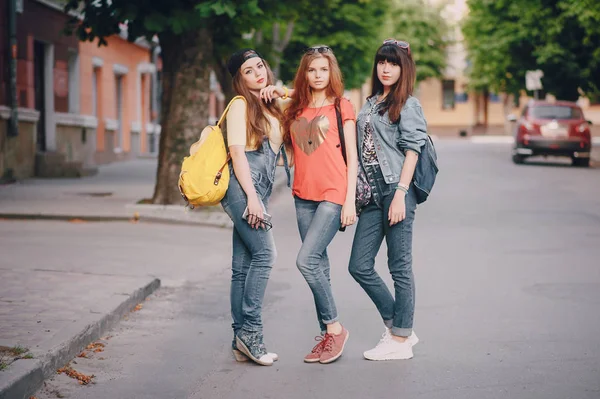 Три молодые девушки, гуляющие в парке — стоковое фото