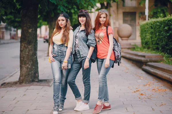 Três meninas caminhando no parque — Fotografia de Stock