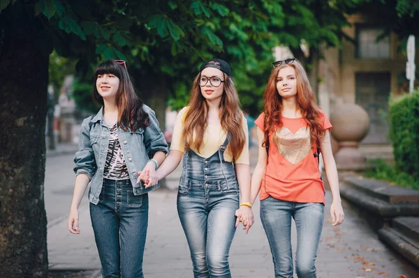 Tres chicas jóvenes caminando en el parque — Foto de Stock