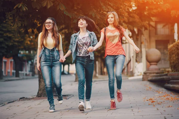 Drei junge Mädchen spazieren im Park — Stockfoto