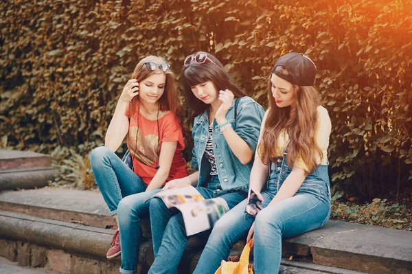 Trois jeunes filles marchant dans le parc — Photo