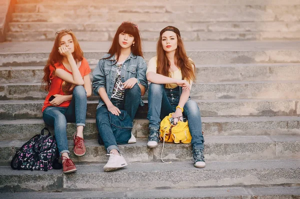 Três meninas caminhando no parque — Fotografia de Stock