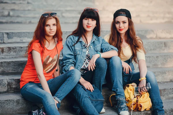 Три молодые девушки, гуляющие в парке — стоковое фото