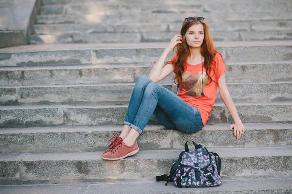 Três meninas caminhando no parque — Fotografia de Stock