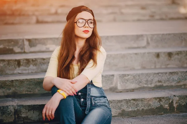 Drei junge Mädchen spazieren im Park — Stockfoto