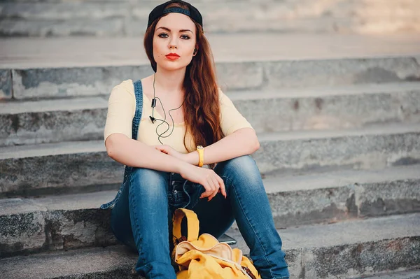 Trois jeunes filles marchant dans le parc — Photo