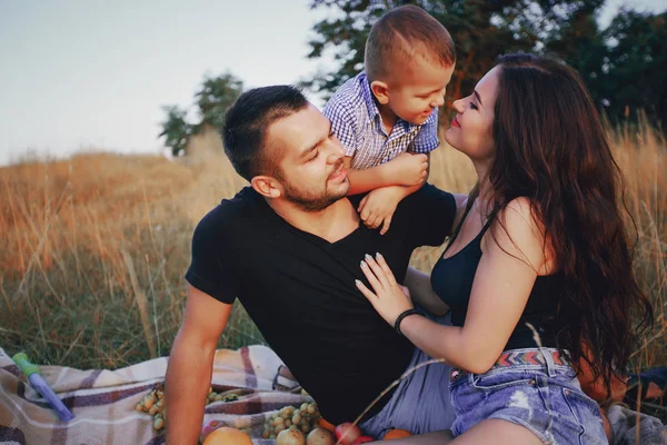 bir çocuk ile genç aile açık havada eğlence var