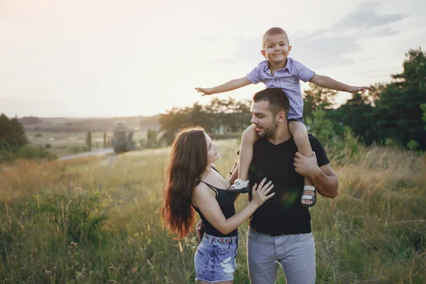 Familia joven con un niño divertirse al aire libre — Foto de Stock