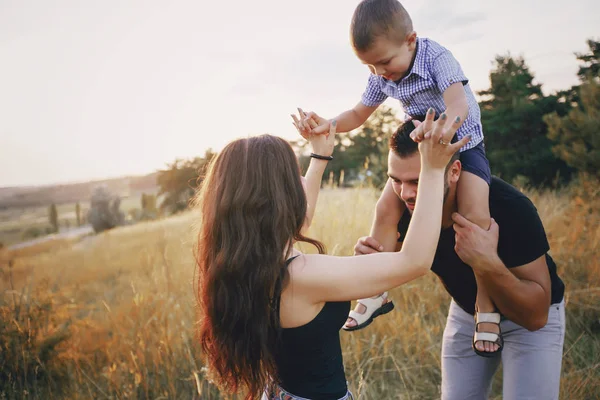 Familia joven con un niño divertirse al aire libre — Foto de Stock