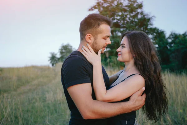 Jeune famille avec un enfant s'amuser à l'extérieur — Photo