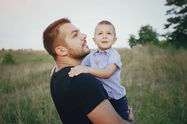 bir çocuk ile genç aile açık havada eğlence var