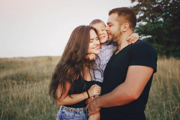 Ung familj med ett barn ha roligt utomhus — Stockfoto