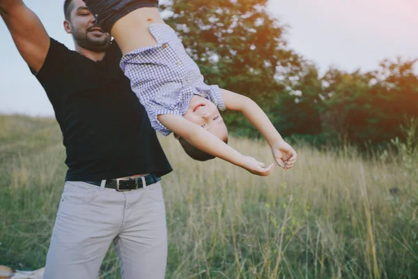 Jovem família com uma criança se divertir ao ar livre — Fotografia de Stock