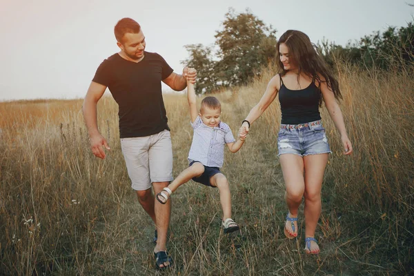 Familia joven con un niño divertirse al aire libre — Foto de Stock