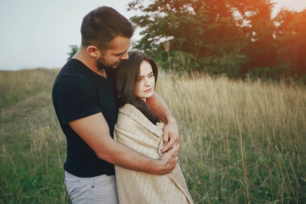 Jovem família com uma criança se divertir ao ar livre — Fotografia de Stock