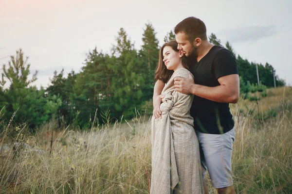 Familia joven con un niño divertirse al aire libre — Foto de Stock