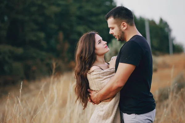 Giovane famiglia con un bambino divertirsi all'aperto — Foto Stock