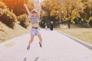 Yürüyüşe çıkmış bir kız