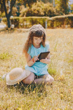 Yürüyüşe çıkmış bir kız