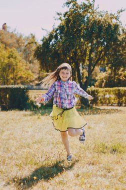 Yürüyüşe çıkmış bir kız